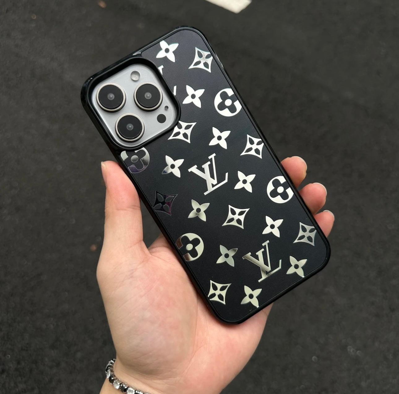 Ny LV Shine x Mono iPhone -saken