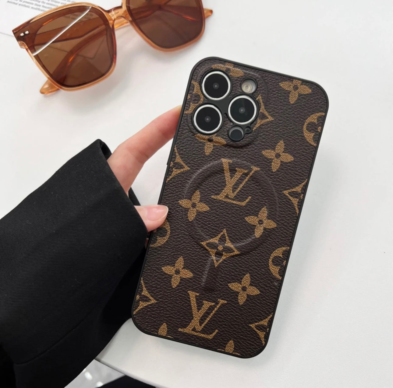 New LV Shine X Mono iPhone Case (جذب مغناطيسي)