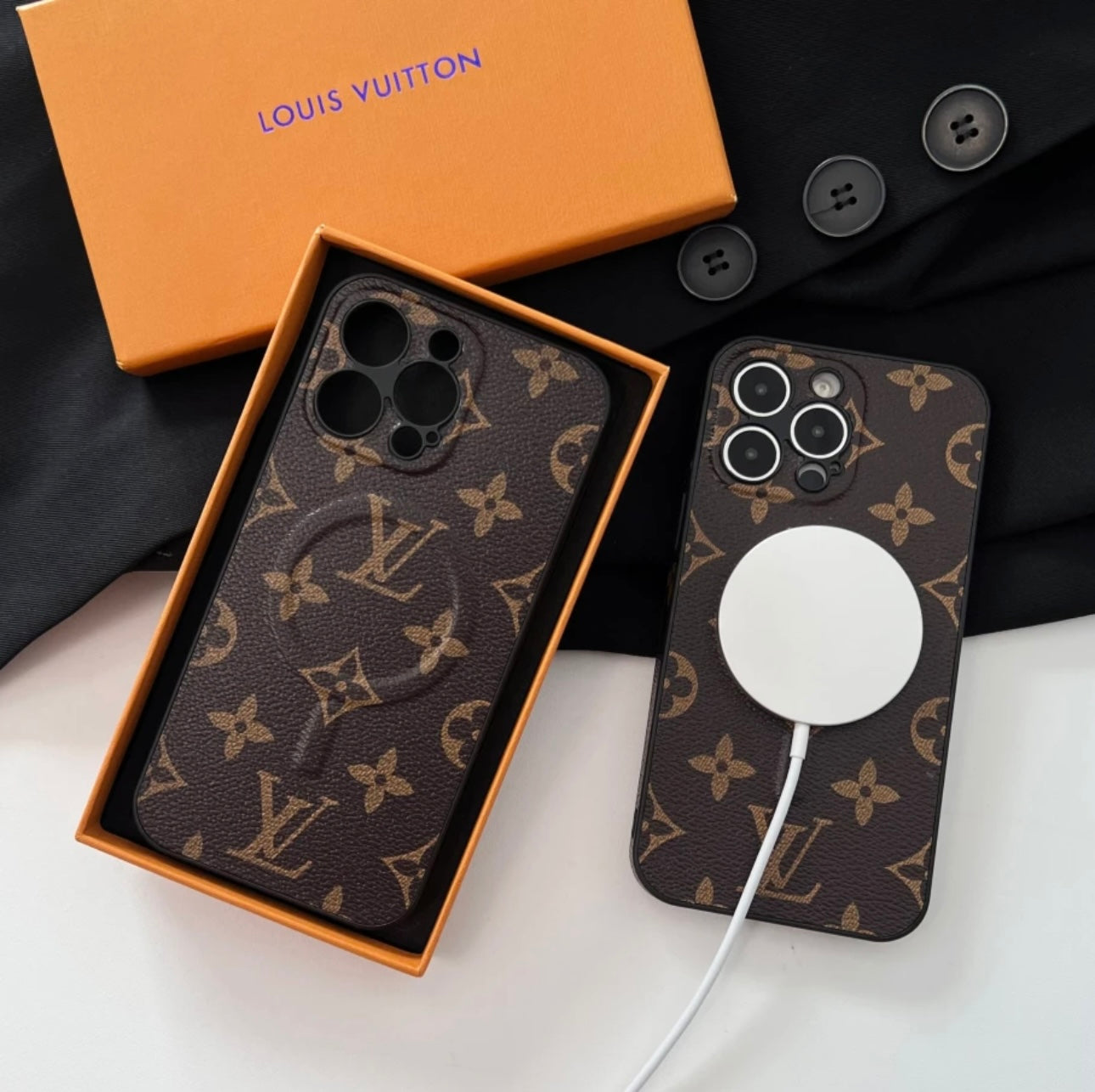 Neues LV Shine x Mono iPhone Hülle (Magnetische Attraktion)